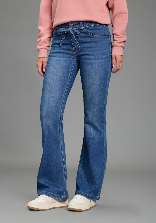 KangaROOS Bootcut-Jeans mit Reißverschluss, Knopf und Tunnelzug mit Bindeband, lange Beinlänge