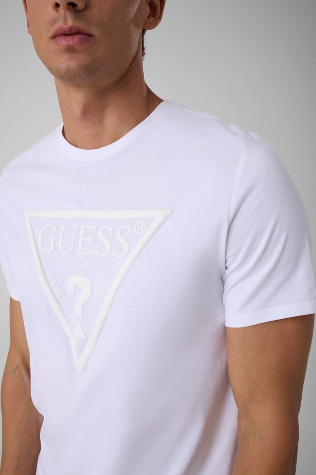 Guess T-Shirt »CN SS CORE TRIANGLE LOGO TEE« Rundhalsausschnitt, Slim Fit, reine Baumwolle