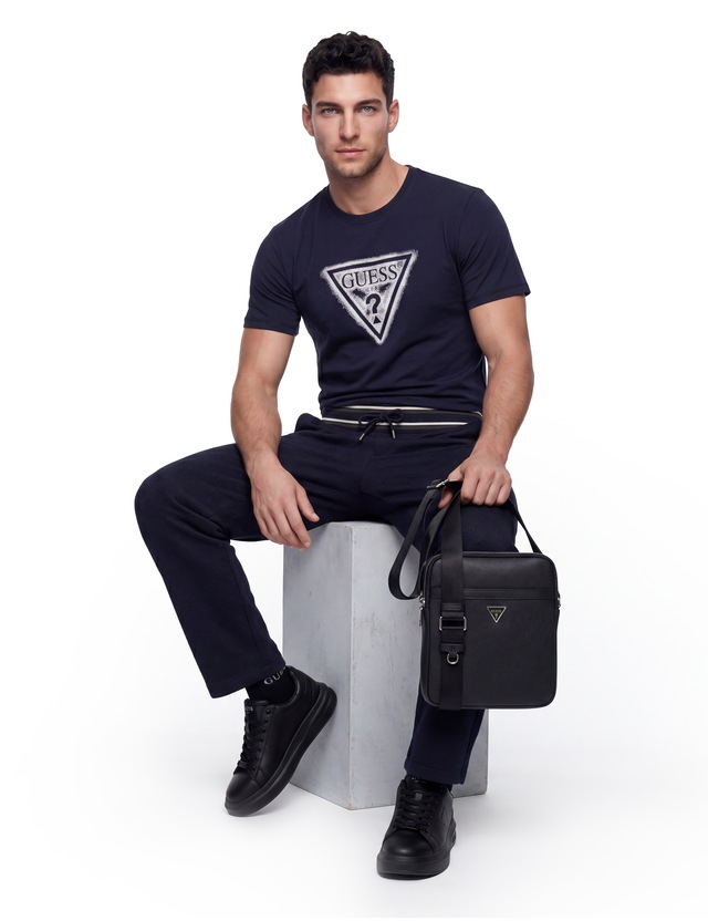 Guess T-Shirt »TRIANGLE SPRAY TEE« Rundhalsausschnitt, Baumwoll-Mix, Slim Fit