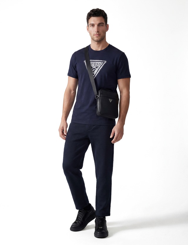 Guess T-Shirt »TRIANGLE SPRAY TEE« Rundhalsausschnitt, Baumwoll-Mix, Slim Fit
