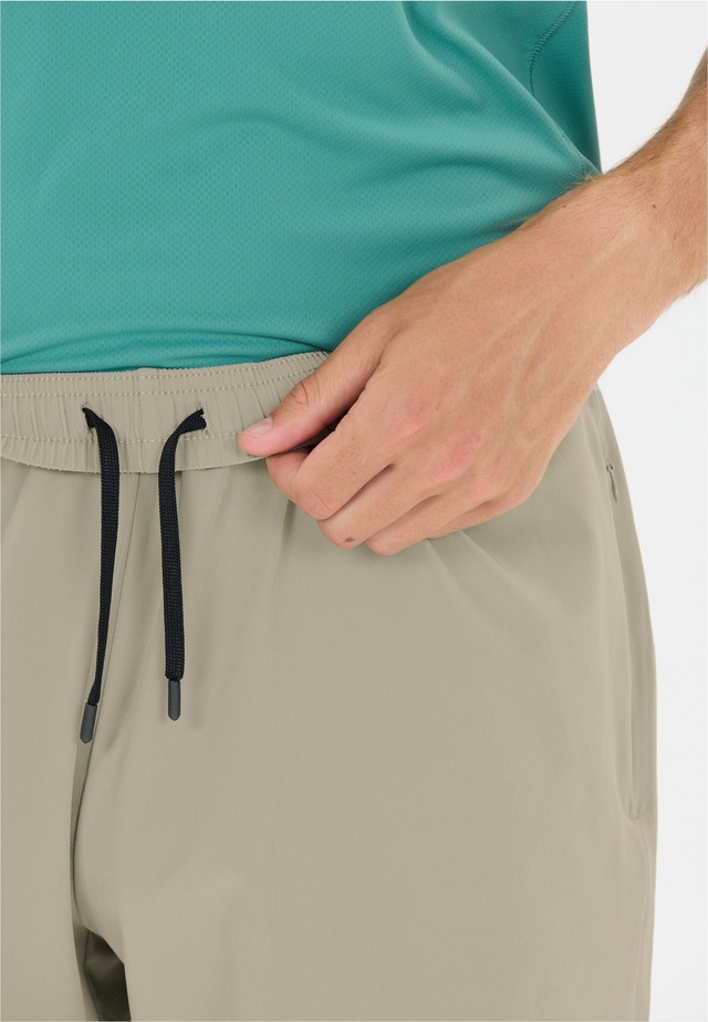 Virtus Shorts »Spier V3« 4-Wege Stretch