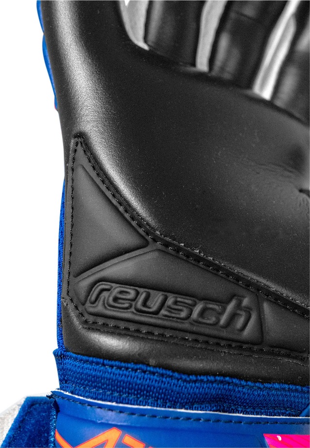 Reusch Torwarthandschuhe »Attrakt Infinity Evolution NC« mit atmungsaktiven Mesh-Einsätzen
