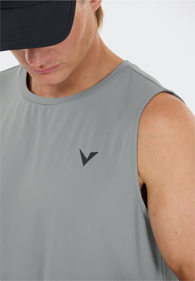 Virtus Funktionsshirt »Roger V3« in atmungsaktiver Qualität