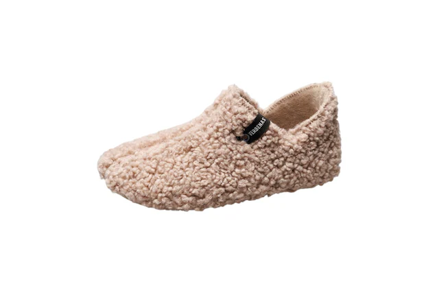 VERBENAS Hausschuh »YOI CURLY« Hüttenschuh, Homeslipper, Wohlfühlschuh mit Logo-Schriftzug