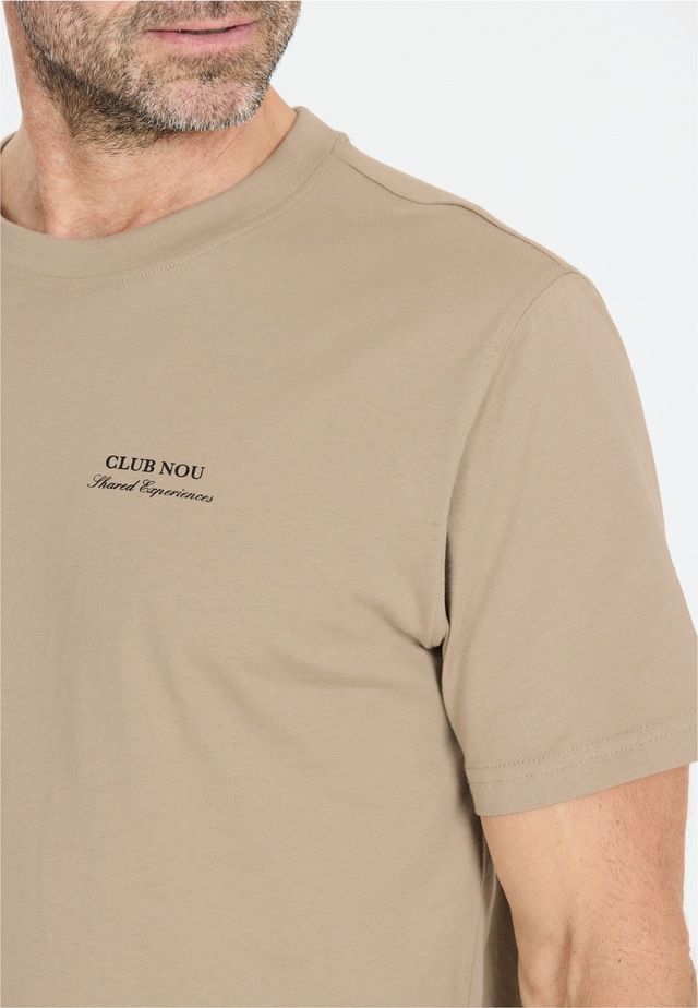 nou T-Shirt »Blanck« mit kleinem Print auf Brust