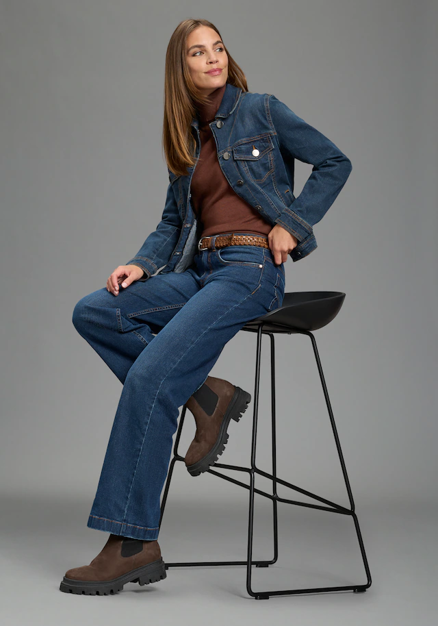 Arizona Weite Jeans »mit modischem Beinverlauf« mit geradem Beinverlauf, knöchellange Schnittform, normale Leibhöhe