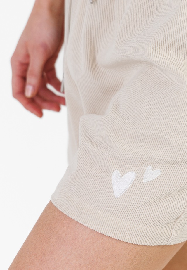 Kleinigkeit Sweatshorts »Kleinigkeit Kim Cordashian Shorts«