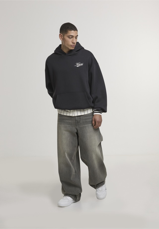 Karl Kani Rundhalspullover »Karl Kani Cursive Varsity Oversized Hoodie« 1