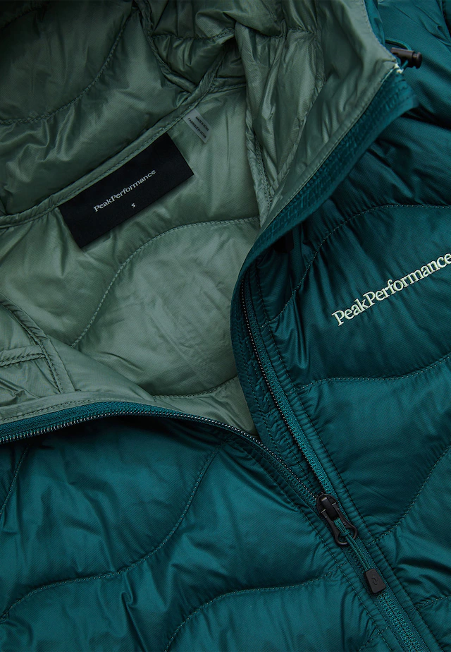 Peak Performance Steppjacke »W Helium Down Hood Jacket« mit sportivem Design