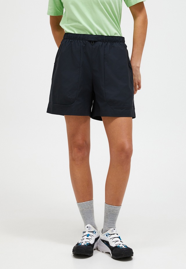 Peak Performance Cargoshorts »W Outdoor Cargo Shorts« mit sportivem Design