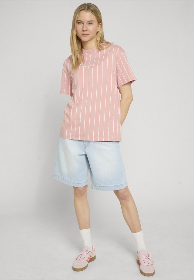 Karl Kani T-Shirt »Karl Kani Small Signature Essential Pinstripe OS Tee« 1
