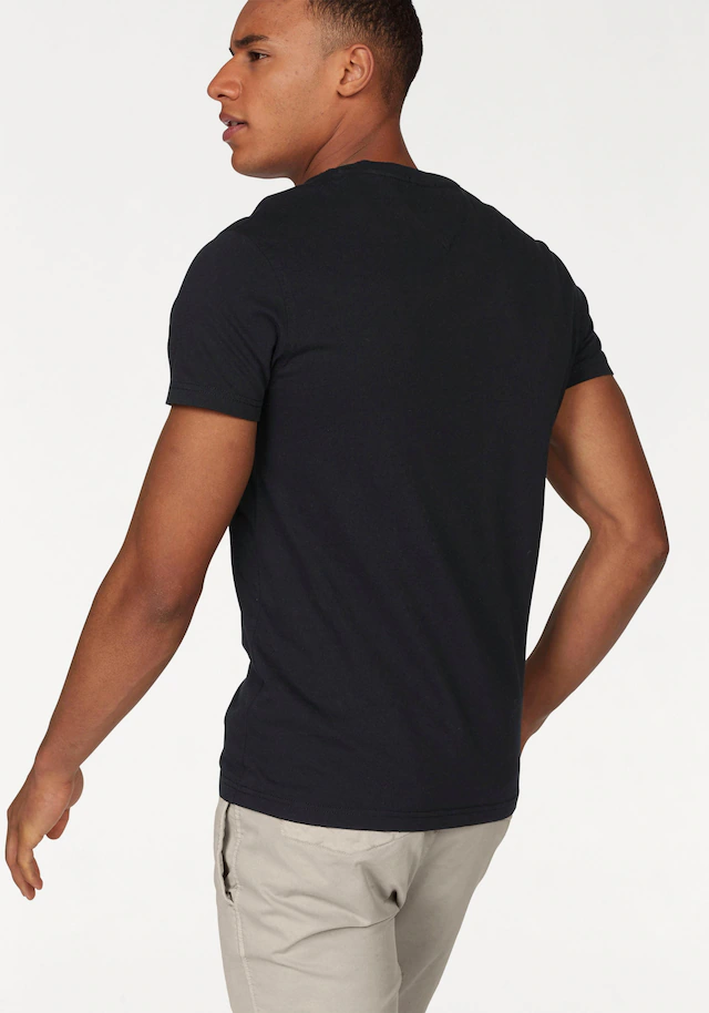 Tommy Jeans T-Shirt »TJM ORIGINAL JERSEY V NECK« mit V-Ausschnitt und dezenter Logo-Flag