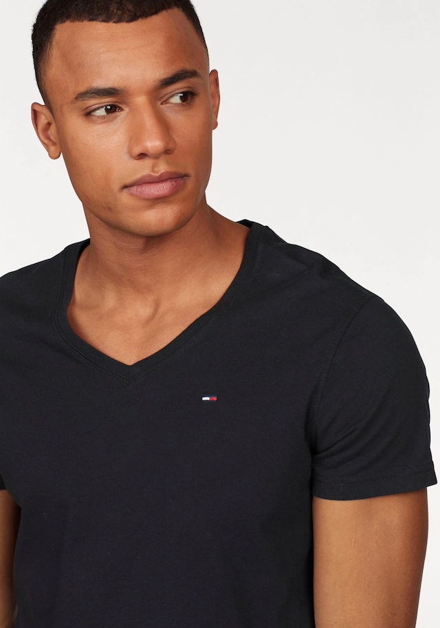 Tommy Jeans T-Shirt »TJM ORIGINAL JERSEY V NECK« mit V-Ausschnitt und dezenter Logo-Flag