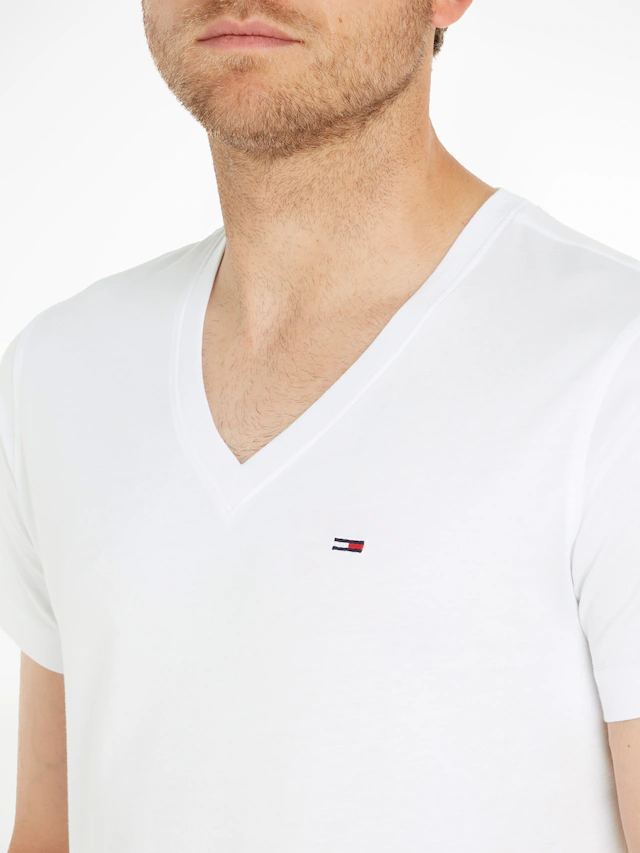 Tommy Jeans T-Shirt »TJM ORIGINAL JERSEY V NECK« mit V-Ausschnitt und dezenter Logo-Flag