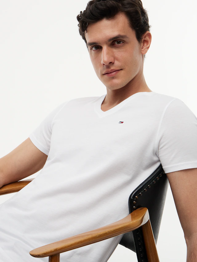 Tommy Jeans T-Shirt »TJM ORIGINAL JERSEY V NECK« mit V-Ausschnitt und dezenter Logo-Flag