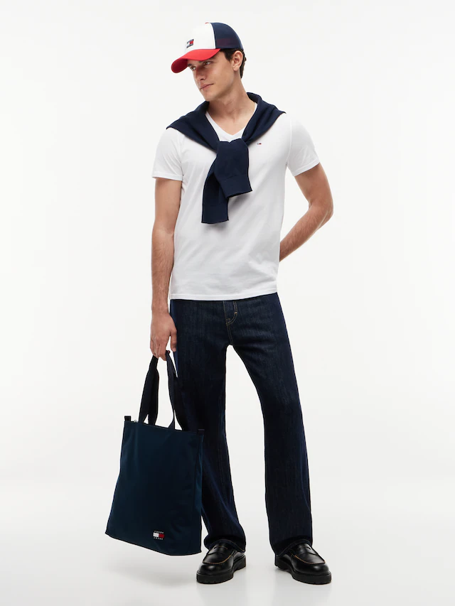 Tommy Jeans T-Shirt »TJM ORIGINAL JERSEY V NECK« mit V-Ausschnitt und dezenter Logo-Flag