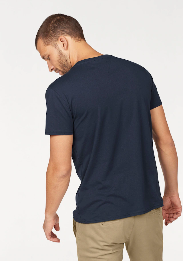 Tommy Jeans T-Shirt »TJM ORIGINAL JERSEY V NECK« mit V-Ausschnitt und dezenter Logo-Flag