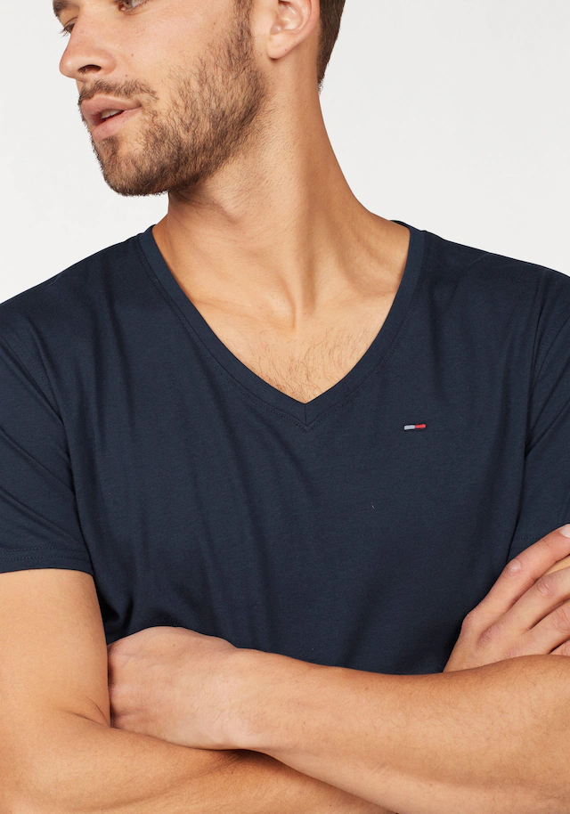 Tommy Jeans T-Shirt »TJM ORIGINAL JERSEY V NECK« mit V-Ausschnitt und dezenter Logo-Flag