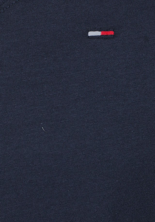 Tommy Jeans T-Shirt »TJM ORIGINAL JERSEY V NECK« mit V-Ausschnitt und dezenter Logo-Flag