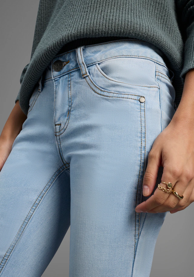 Arizona Bootcut-Jeans »mit Keileinsätzen« ausgestellte Beinform, niedrige Leibhöhe, elastisches Material