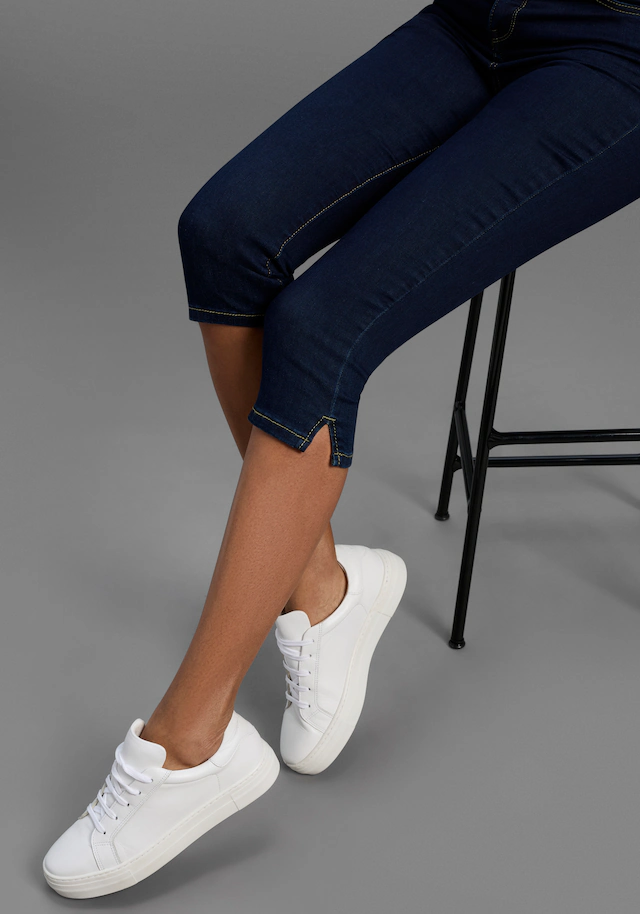 Arizona Caprijeans »Ultra-Stretch« extra-enger Schnitt, modischer Beinabschluss mit Schlitz