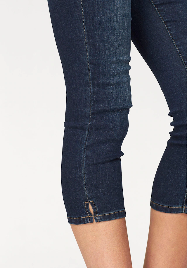 Arizona Caprijeans »Ultra-Stretch« extra-enger Schnitt, modischer Beinabschluss mit Schlitz