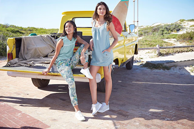 KangaROOS Jeanskleid aufgesetzte Taschen knielang, trendig, aus Baumwolle, ärmellos