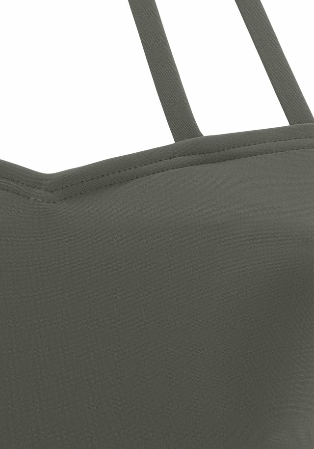 Bruno Banani Badeanzug mit eleganter Ausschnittvariante