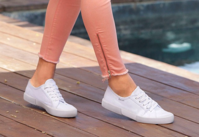 LASCANA Sneaker aus Textil, Schnürhalbschuh, Freizeitschuh, Turnschuh