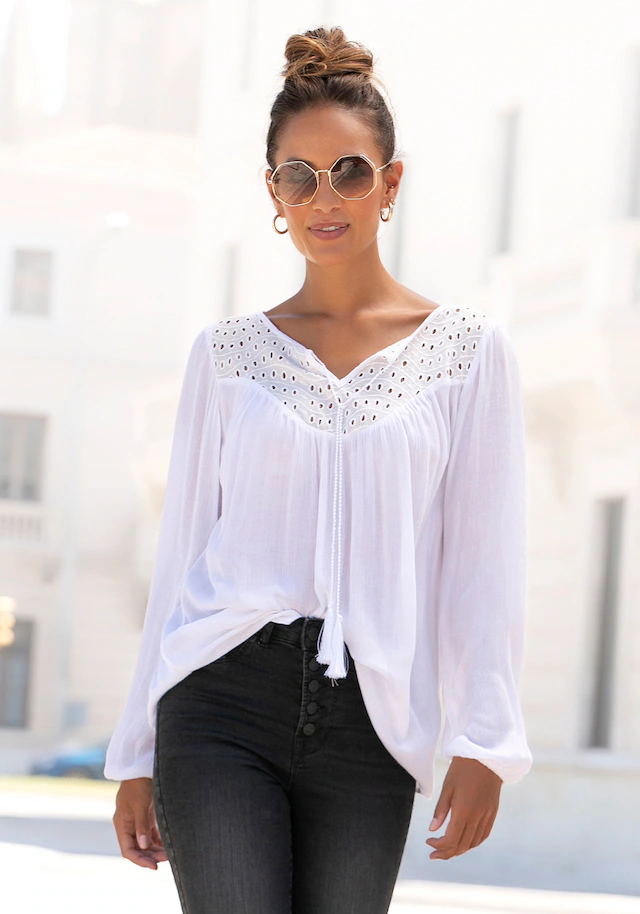 LASCANA Crepebluse »mit Lochstickerei am Ausschnitt, leicht transparent« Verspielte Damenbluse, Langarmbluse mit lockerer Passform, Boho-Stil