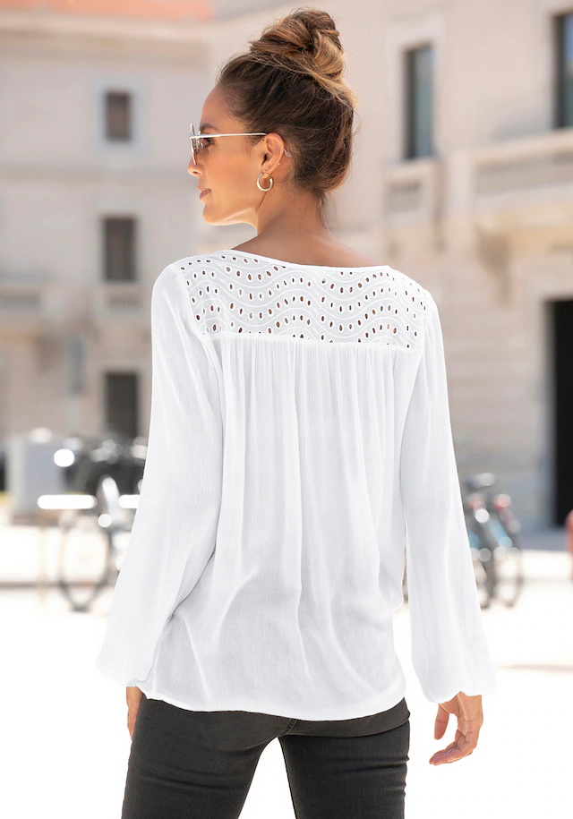 LASCANA Crepebluse »mit Lochstickerei am Ausschnitt, leicht transparent« Verspielte Damenbluse, Langarmbluse mit lockerer Passform, Boho-Stil