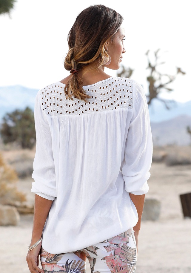 LASCANA Crepebluse »mit Lochstickerei am Ausschnitt, leicht transparent« Verspielte Damenbluse, Langarmbluse mit lockerer Passform, Boho-Stil
