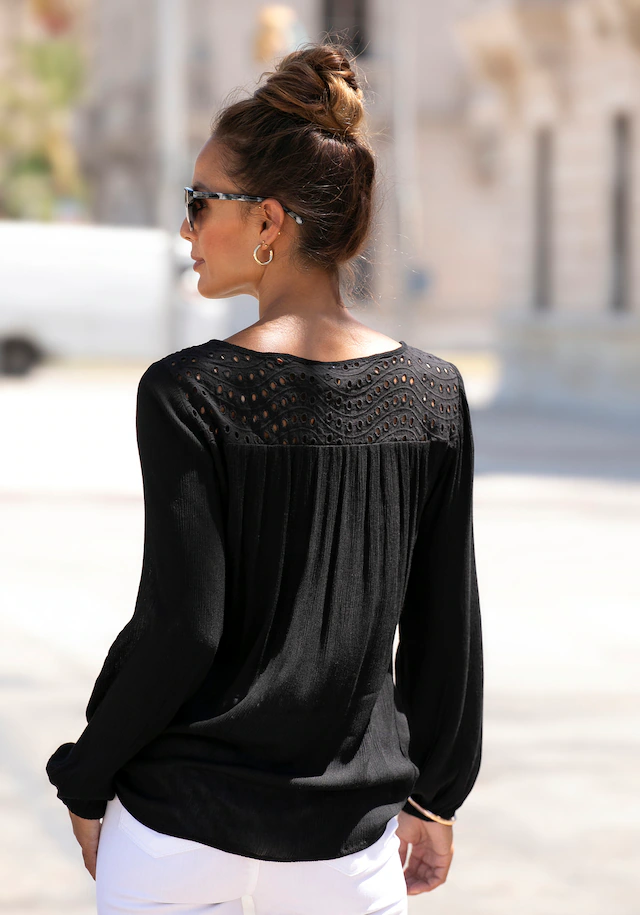 LASCANA Crepebluse »mit Lochstickerei am Ausschnitt, leicht transparent« Verspielte Damenbluse, Langarmbluse mit lockerer Passform, Boho-Stil