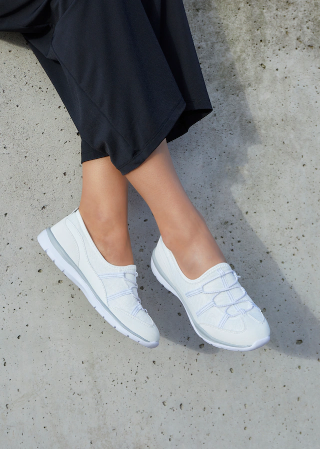 LASCANA Sneaker »Halbschuh, Freizeitschuh, Slipper, Slip-On-Sneaker,« zum Reinschlüpfen mit elastischen Schnürbändern VEGAN