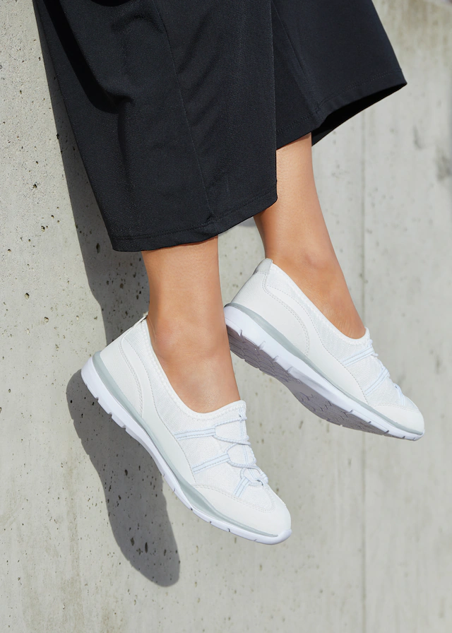 LASCANA Sneaker »Halbschuh, Freizeitschuh, Slipper, Slip-On-Sneaker,« zum Reinschlüpfen mit elastischen Schnürbändern VEGAN