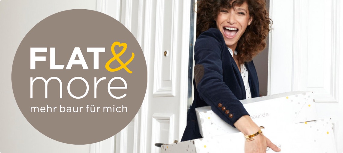Frau mit BAUR-Paket in der Hand weist auf Flat&More Angebot hin